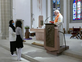 Spendung des Sakraments der Firmung durch Stadtpfarrer W. Johannes Kowal (Foto: Karl-Franz Thiede)